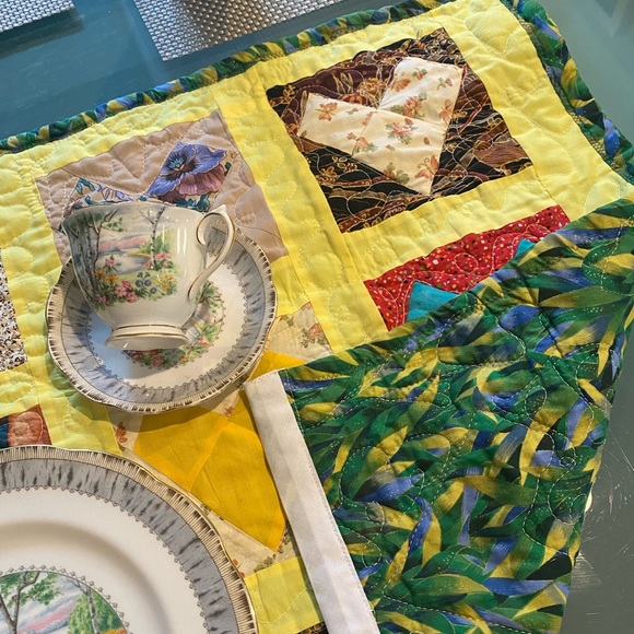 Quilted table centre or topper. - Picture 3 of 3